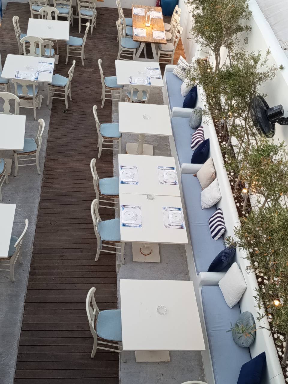 Απολαύστε το γεύμα σας με παραθαλάσσια αύρα και μοντέρνα αισθητική