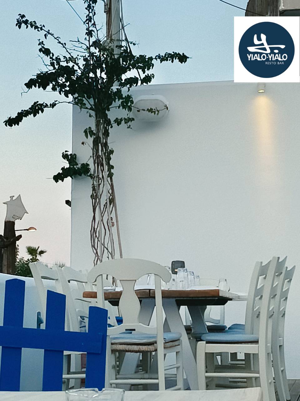 Ανακάλυψε την ομορφιά της απλότητας σε έναν ζεστό, νησιώτικο χώρο με φίλους