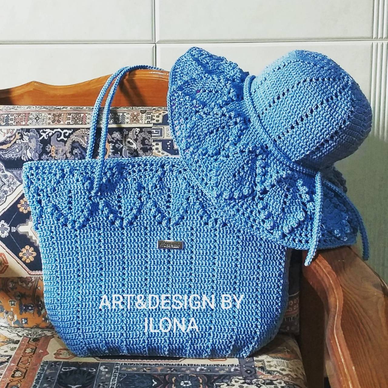 Η απόλυτη καλοκαιρινή πινελιά: Μπλε πλεκτή τσάντα & glamorous καπέλο για ξεχωριστές εμφανίσεις